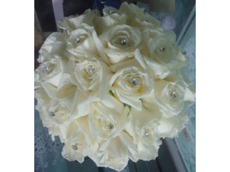 Buquê de rosas brancas com ponto de luz